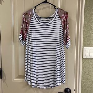 Short Sleeve Tunic by So Perla Brand.  EUC!